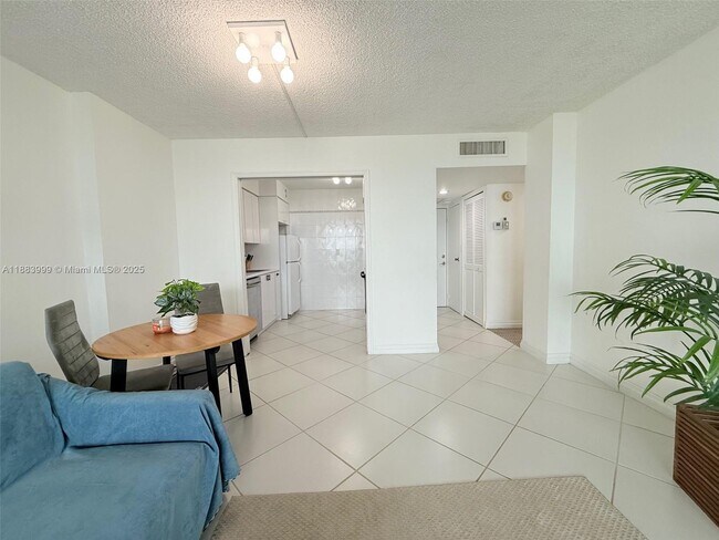 Building Photo - 100 Bayview Dr