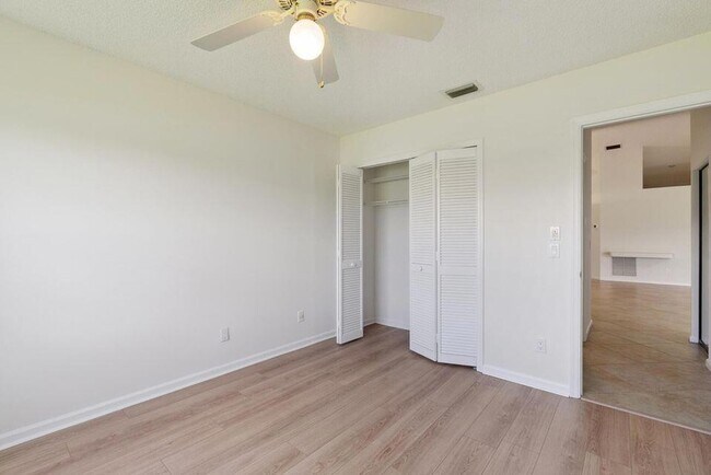 Building Photo - 5942 Parkwalk Cir W