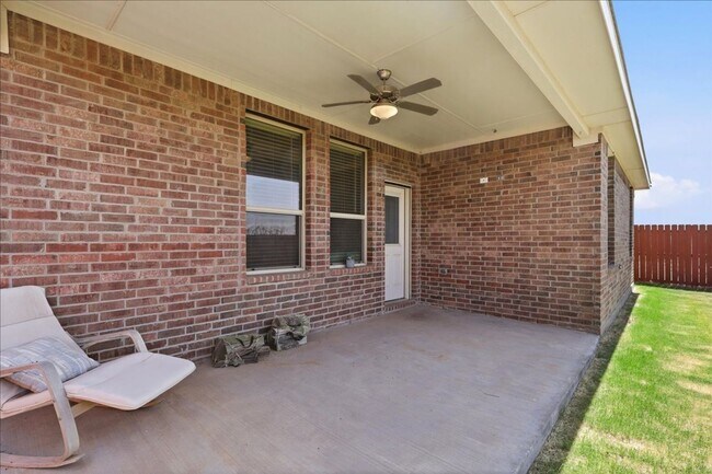 Building Photo - Like New Home