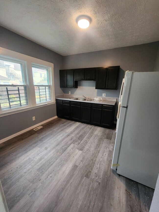 Building Photo - Charming 3-Bedroom Property in Prime Location