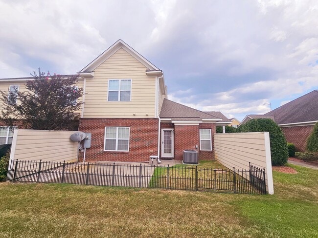 Building Photo - Townhouse  At West Park Place