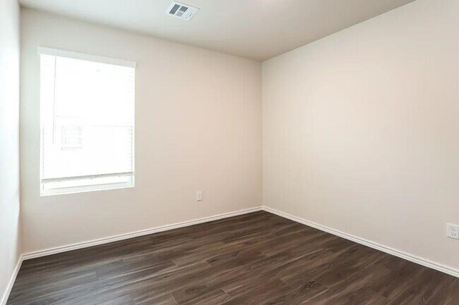 Building Photo - 1808 Dogwood Dr