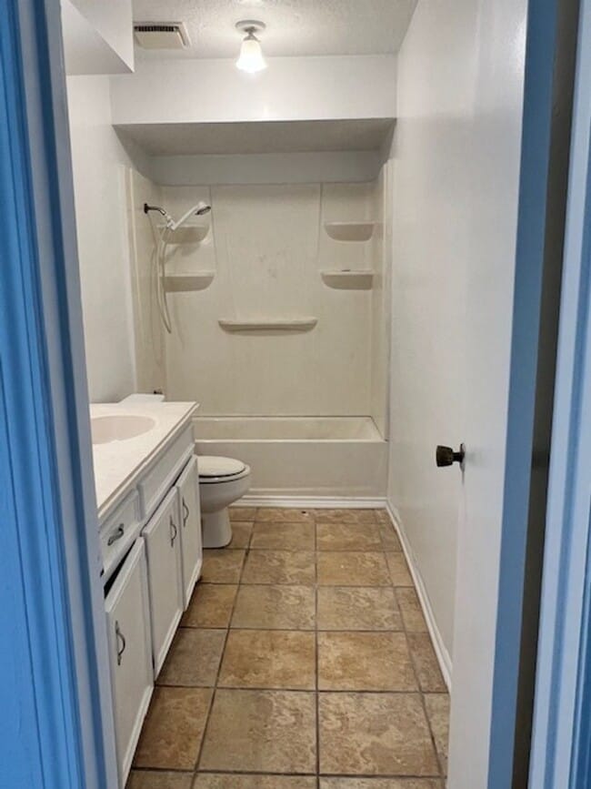 Building Photo - 3 bed 2 bath, established neighborhood
