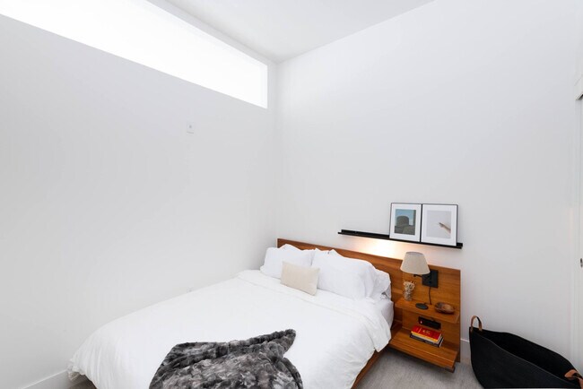 Building Photo - 550 W Juneau Ave