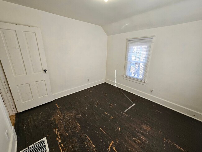 Building Photo - 3 bed, 1 bath, Mishawaka. Fenced Yard. Gar...