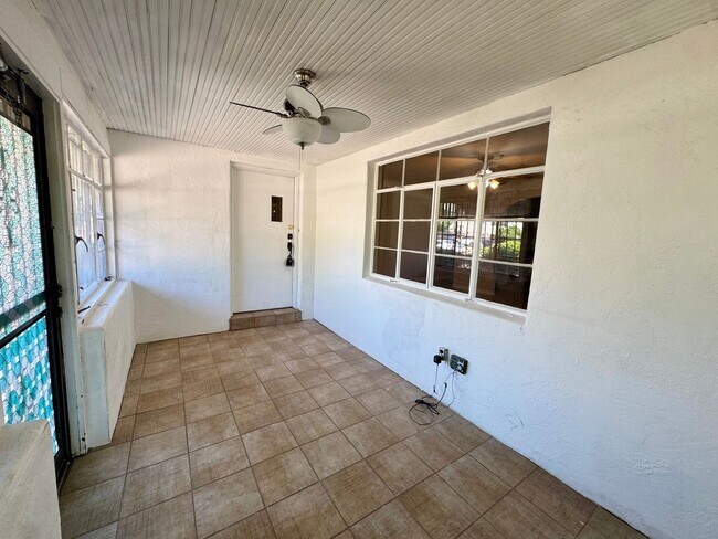 Building Photo - North Campus Gem!