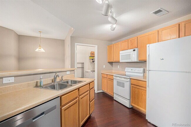 Building Photo - Cozy 1-Bedroom Condo Retreat with Fireplac...