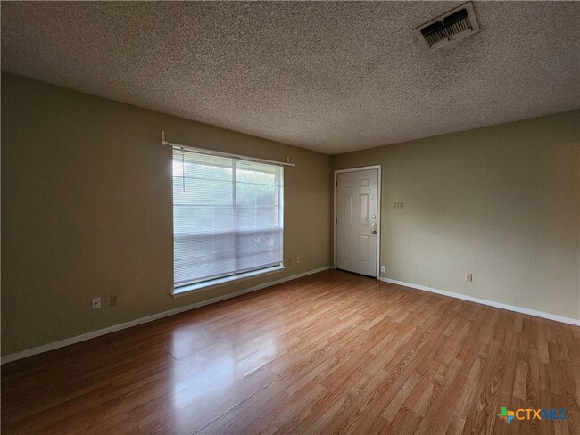 Building Photo - 317 Briarwood Dr