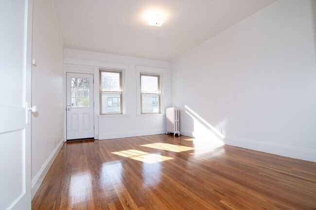 Building Photo - Renovated 2BR apartment with balcony, heat inc. on Brookilne/Allston line!