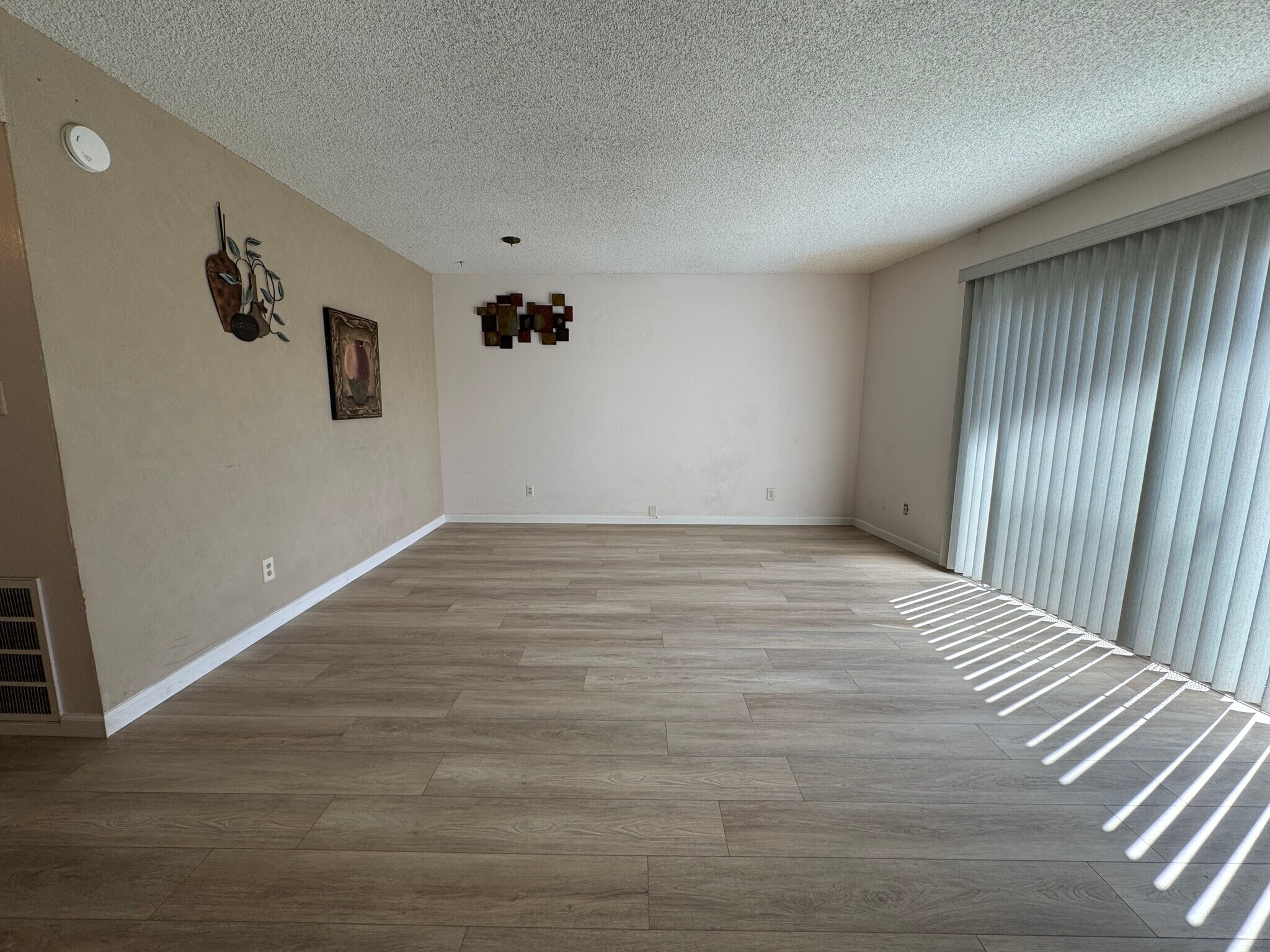 Building Photo - 1122 Avenida de las Estrellas