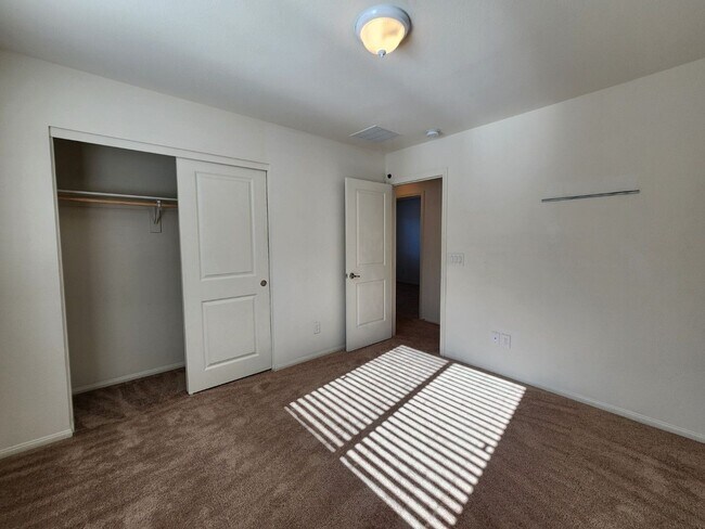 Building Photo - Spring Valley close to Restaurants and Shopping