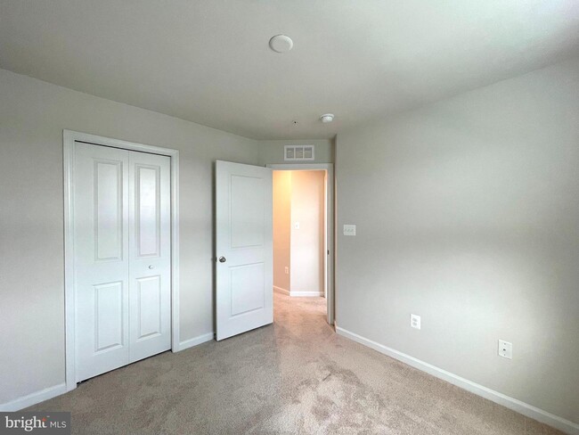 Building Photo - 46350 Sandbar Ln