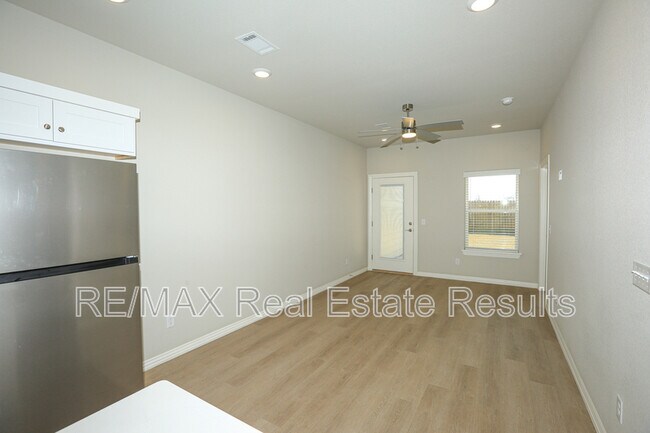 Building Photo - 1405 SW Poigai Wy