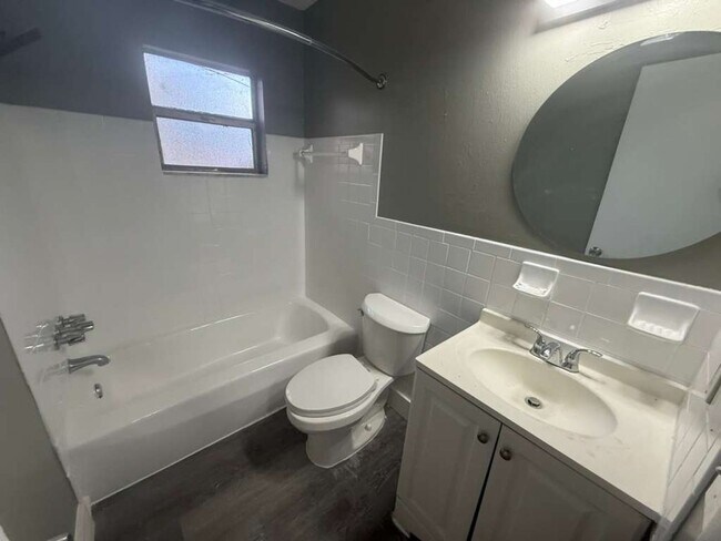 Building Photo - 10106 N Lantana Ave