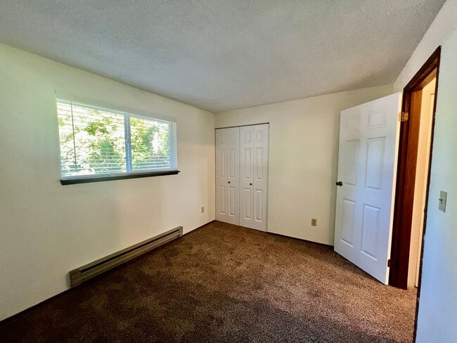 Building Photo - Newly Updated Duplex (Unit A) - Water incl...