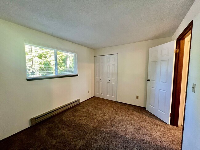 Building Photo - Updated Duplex (Unit A) - Water included!