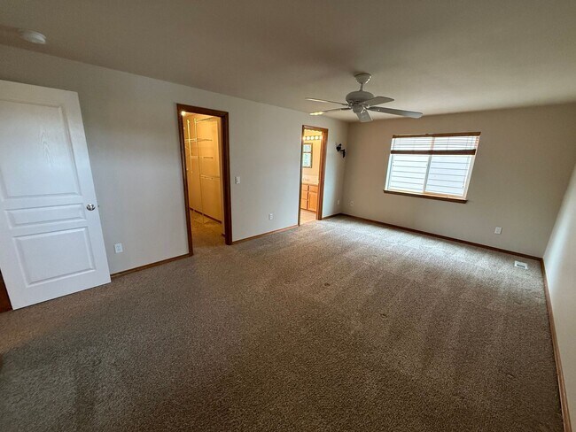 Building Photo - Beautiful 4 Bedroom in the Hidden Lake Community!