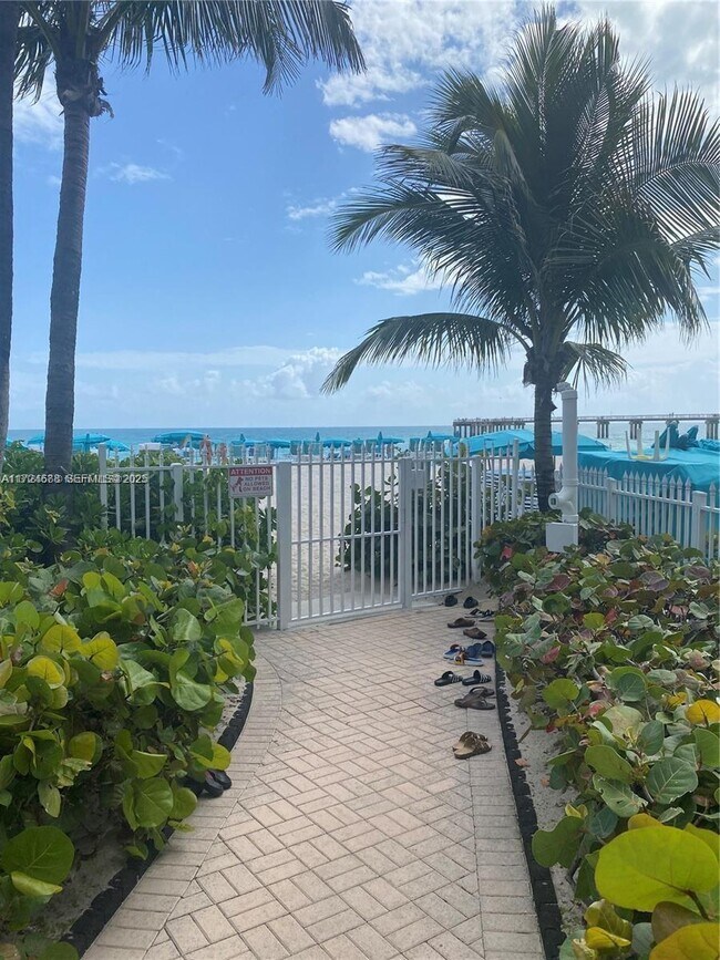 Building Photo - 16711 Collins Ave