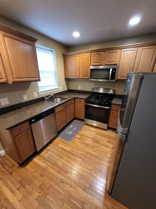 Building Photo - 1114 Sterrett St