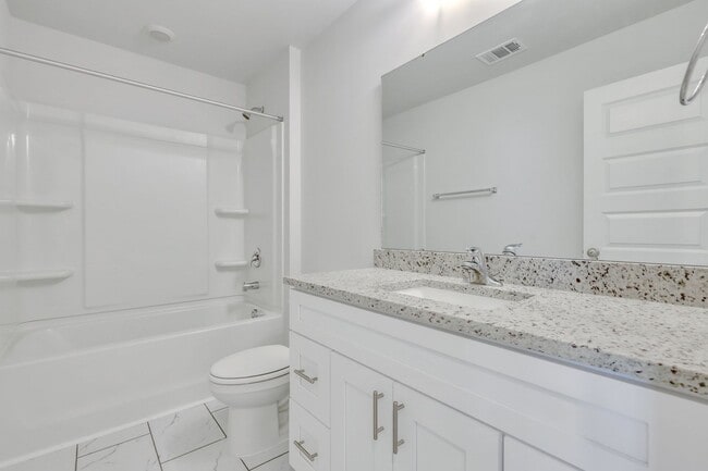 Building Photo - Beautiful Town Home!! Available Now!