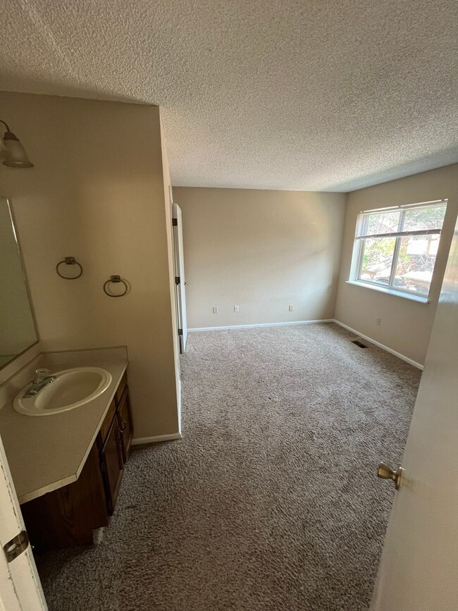 Building Photo - 2bd/2bath Condo, A Boulder Gem with recent...