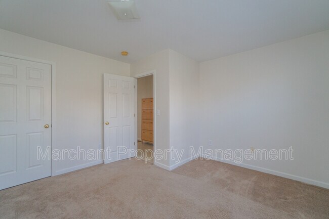 Building Photo - 335 Woodlark St