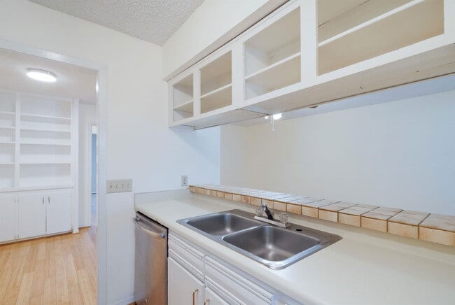 Building Photo - 1240 Barton Hills Dr