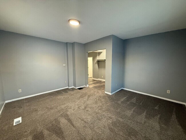 Building Photo - Large 6 Bed Single Family Home in MPLS!