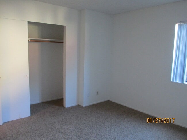 Building Photo - East Side Townhouse