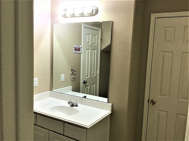 Building Photo - 16843 Blackberry Lily Ln