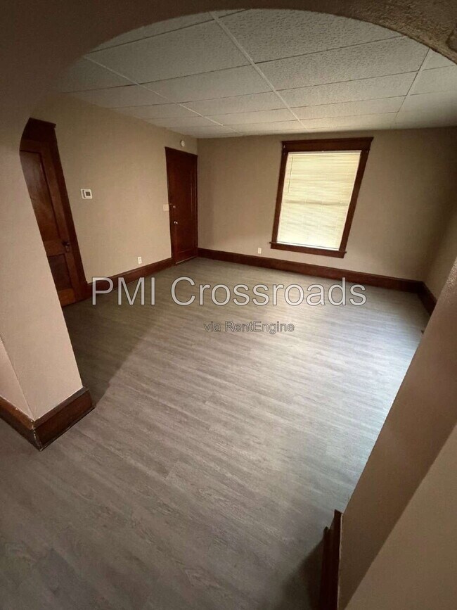 Building Photo - 932 Roslyn Ave SW