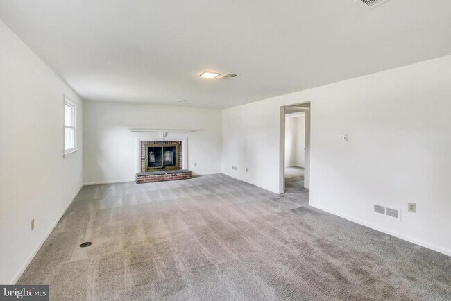 Building Photo - 1208 Pinewood Dr