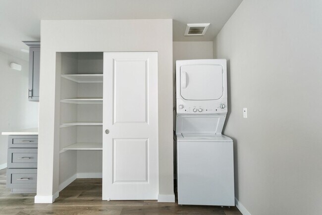 Building Photo - 927 S Cushman Ave