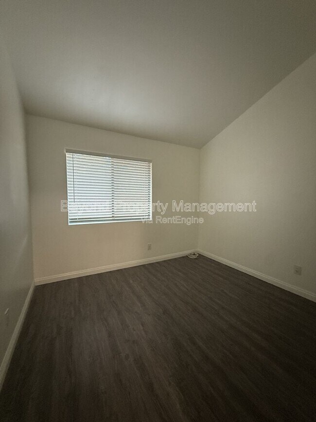 Building Photo - 8535 Paradise Valley Rd