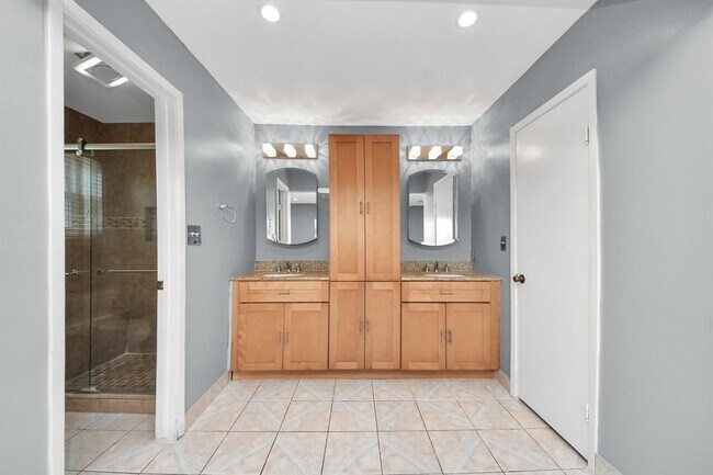 Building Photo - 2029 Highland Hills Dr