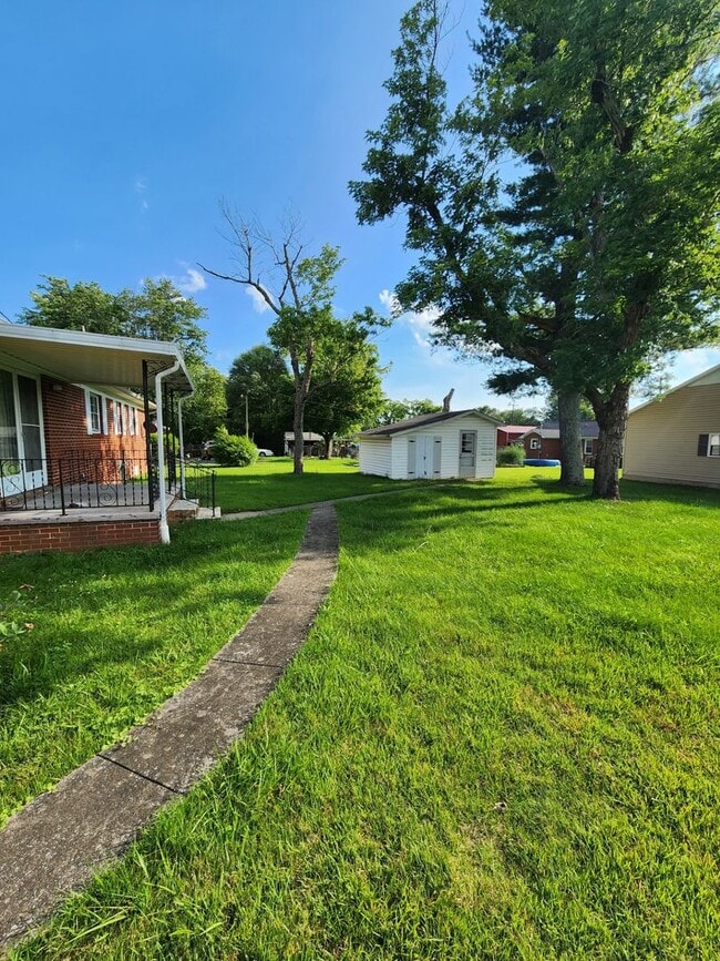 Building Photo - 3-Bedroom Home in Sparta with Hardwood Floors, Carport & Covered Porches
