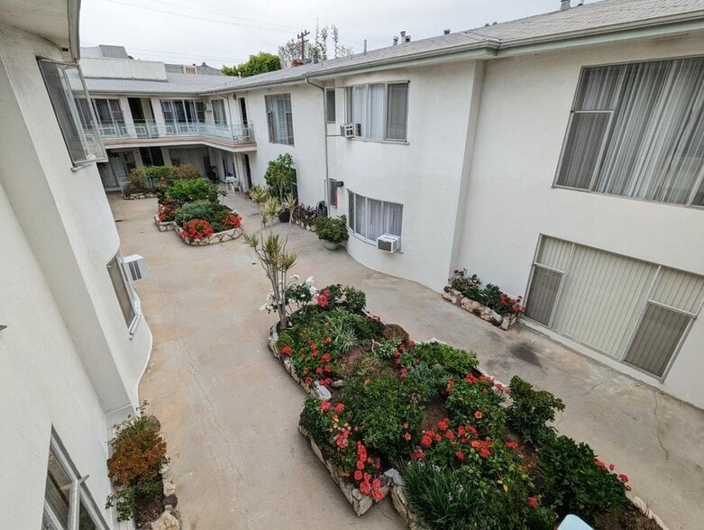 Building Photo - 1236 N Sweetzer Ave