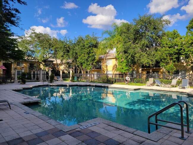 Building Photo - 1400 Crestwood Ct S