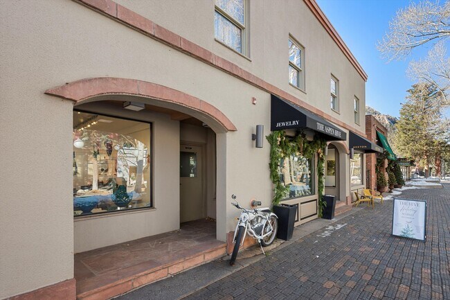 Building Photo - 447 E Cooper Ave