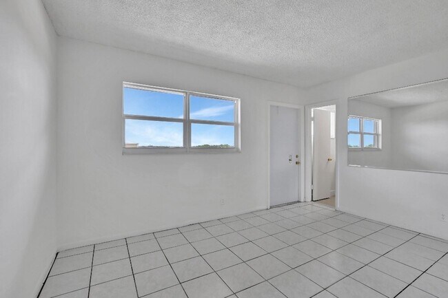 Building Photo - 2350 NE 14th Street Causeway