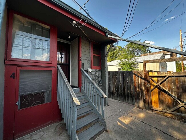 Building Photo - "Charming 1-Bed Oasis in Denver's Heart – Cozy Comforts!"