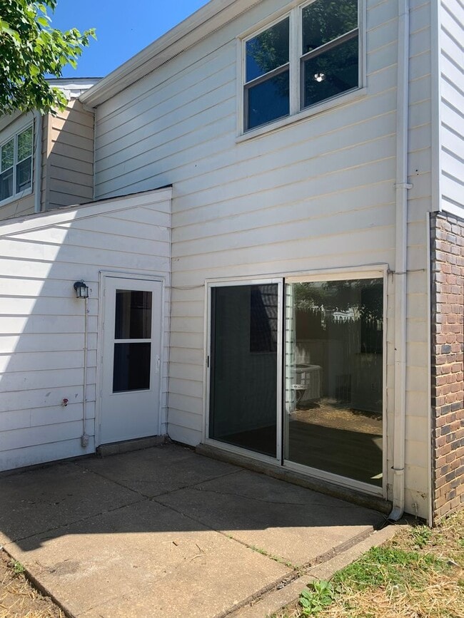 Building Photo - 2 Story, 3 bedroom, 1.5 bath Townhome in Glen Burnie
