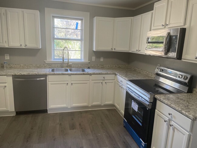 Building Photo - 3 Bedroom 1 Bath Home Near Downtown Benton