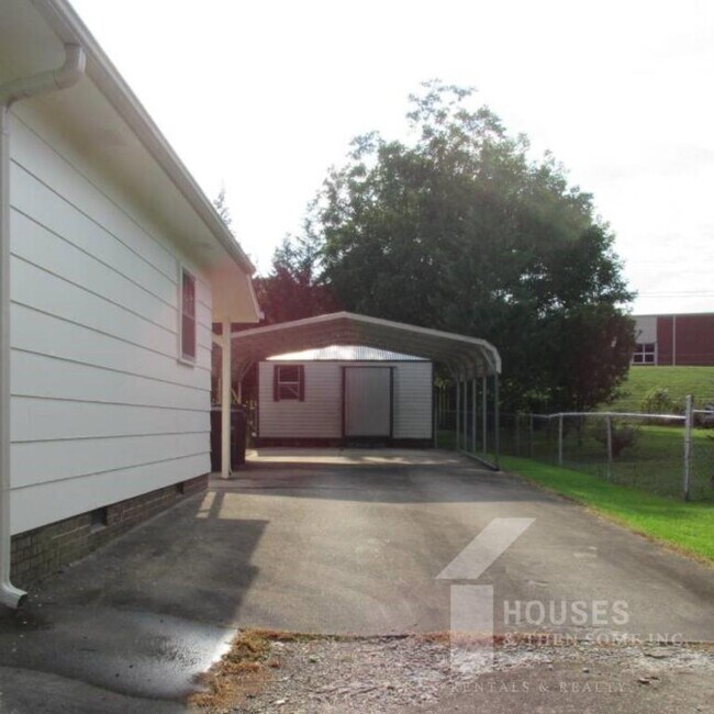 Building Photo - 123 Abbotsford Dr