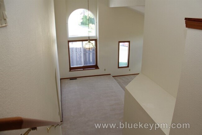 Building Photo - 4 Bed, 3 Bath  Home w/ 1 Bed and 1 Full Bath on Main  Near Bethany/Rock Creek