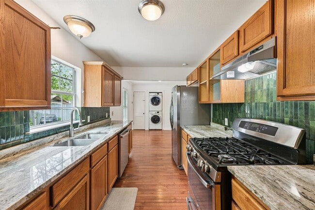 Building Photo - 903 Chote Ave