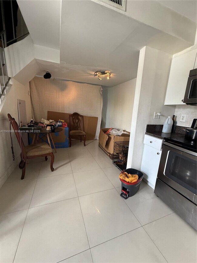 Building Photo - 603 SW 11th Ave