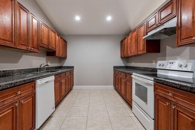 Building Photo - 1025 Staghorn St
