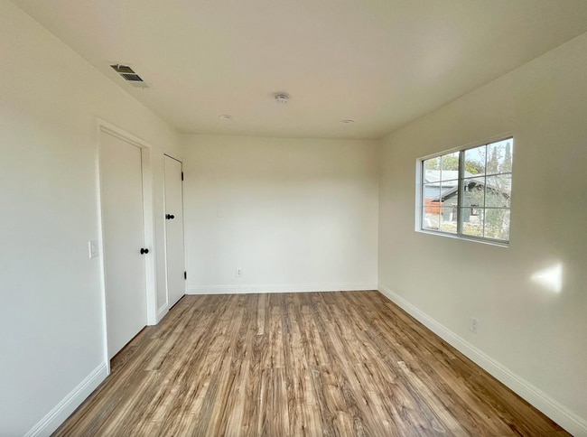 Building Photo - 3 Bed 1 & 1/2 Bath Home in a great Highland Park Location is Now Available!