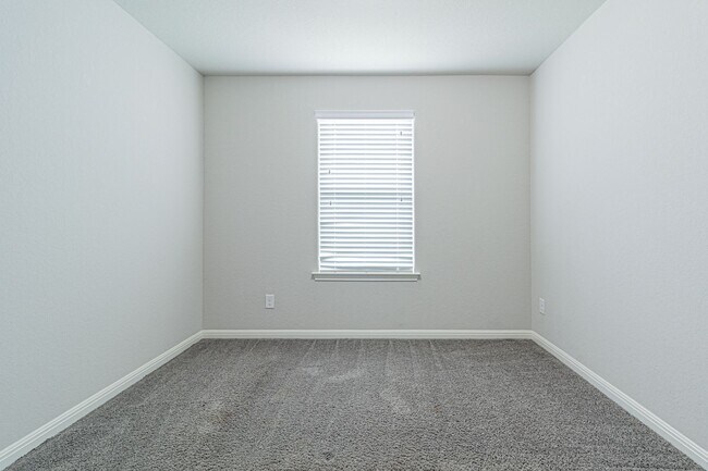 Building Photo - GORGEOUS 4BR 2.5 BATH WITH LOTS OF NEIGHBORHOOD AMENITIES! Available August 7th!